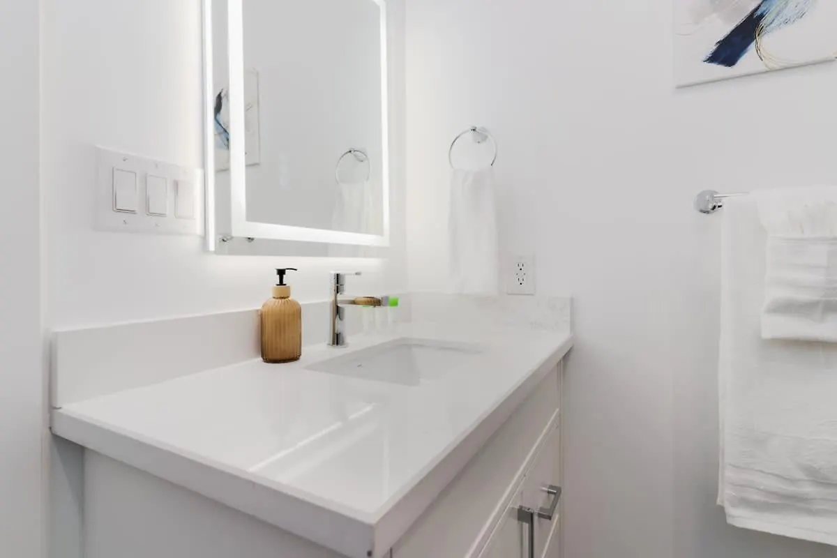 Hotel Modern Suite 3 Min To Transit Downtown Toronto Canada