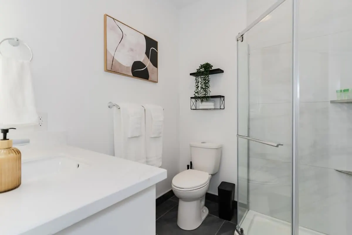 Modern Suite 3 Min To Transit Downtown Toronto 0*,